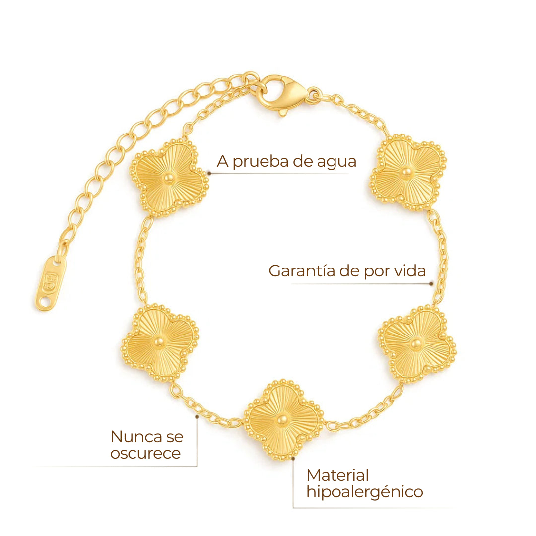 Pulsera ZAYA con tréboles dorados y borde texturizado, baño de oro 18K; hipoalergénica, a prueba de agua y con garantía de por vida.