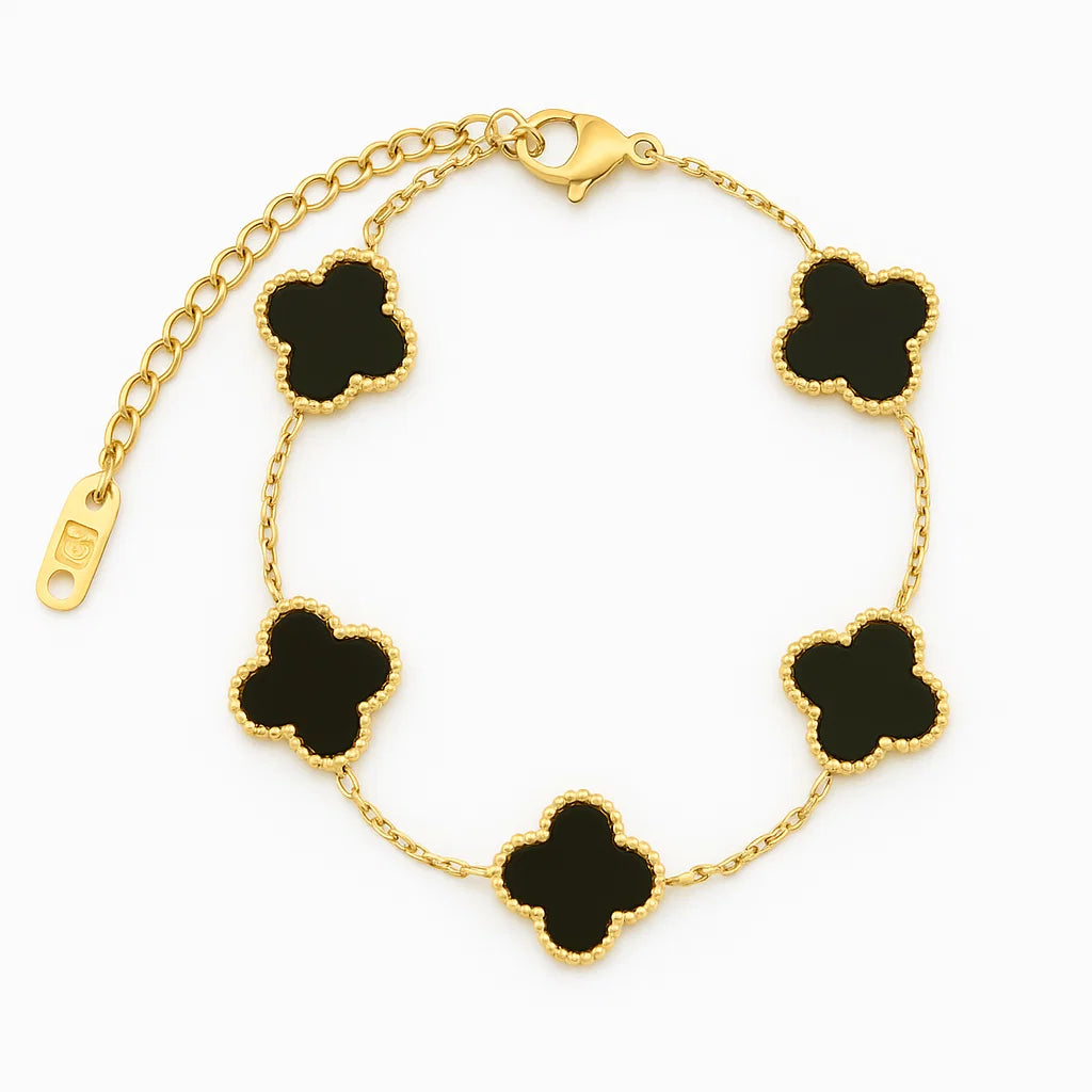 Pulsera ZAYA con tréboles negros esmaltados y borde texturizado, baño de oro 18K; hipoalergénica, a prueba de agua y con garantía de por vida.