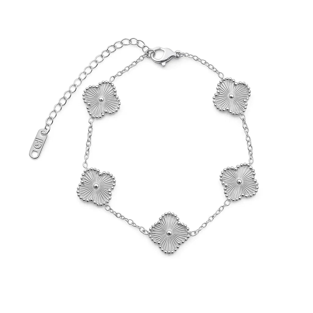 Pulsera ZAYA con tréboles plata y borde texturizado, baño de oro 18K; hipoalergénica, a prueba de agua y con garantía de por vida.