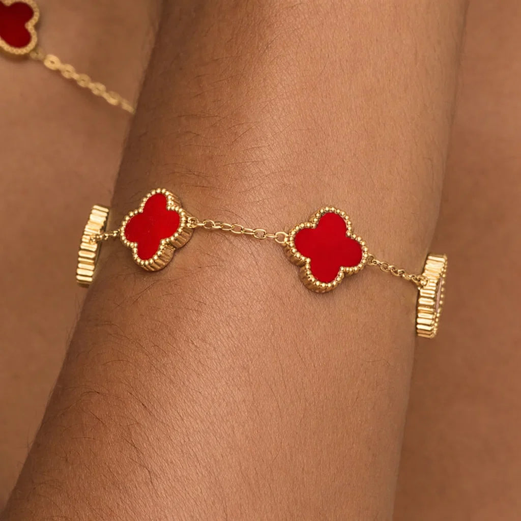 Pulsera ZAYA con tréboles rojos esmaltados y borde texturizado; acero inoxidable, baño de oro 18K; hipoalergénica, a prueba de agua y con garantía de por vida.