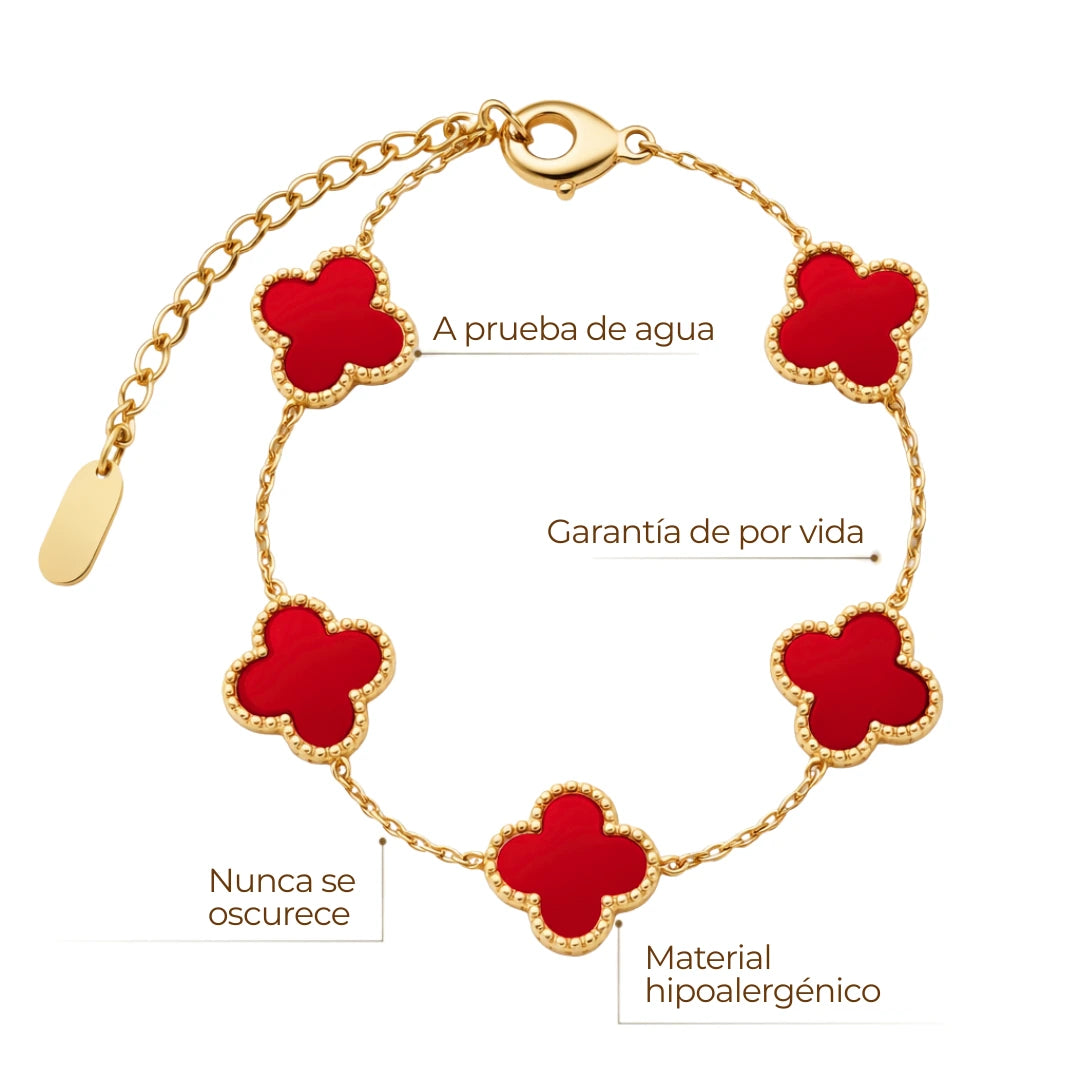 Pulsera ZAYA con tréboles rojos esmaltados y borde texturizado; acero inoxidable, baño de oro 18K; hipoalergénica, a prueba de agua y con garantía de por vida.