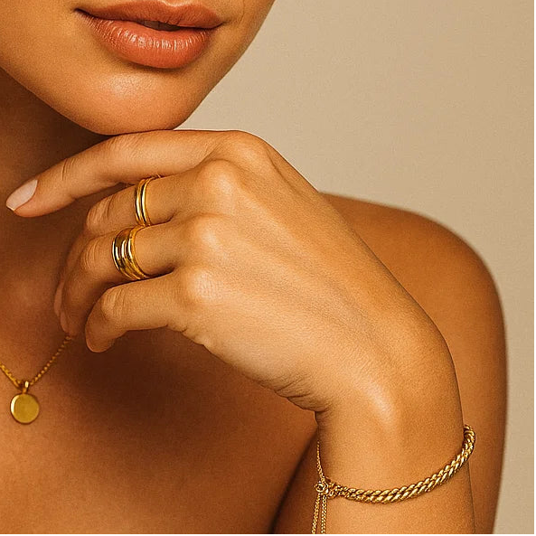 Pulsera ZAYA trenzada ajustable con deslizable, baño de oro 18K; a prueba de agua, no se oscurece, hipoalergénica y con garantía de por vida.