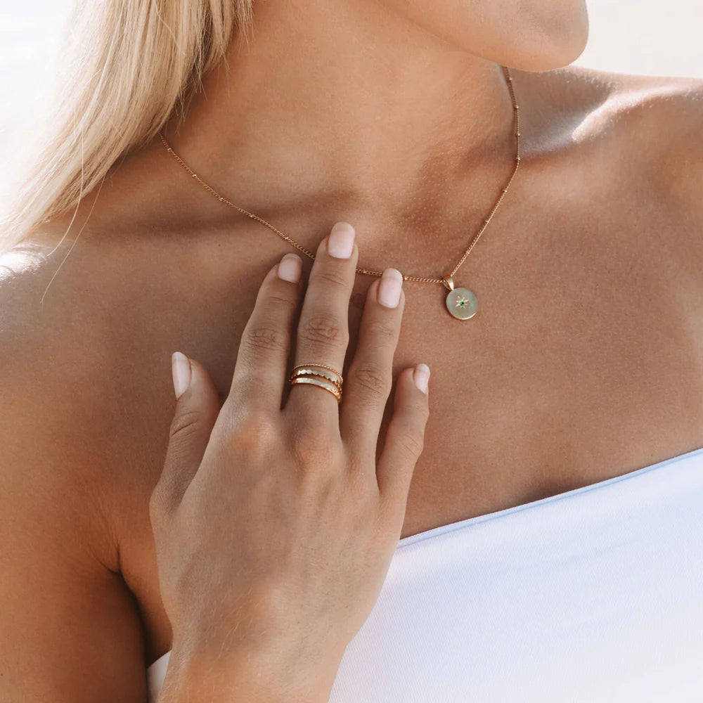 Set de 3 anillos dorados “Daily” (martillado, bolitas y torcido) en acero inoxidable 316L con baño de oro 18K, resistentes al agua.