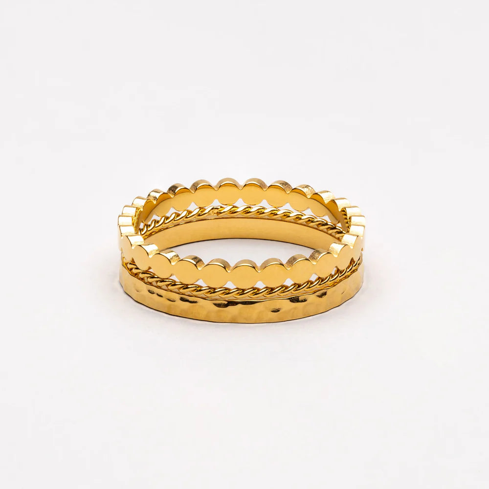 Set de 3 anillos dorados “Daily” (martillado, bolitas y torcido) en acero inoxidable 316L con baño de oro 18K, resistentes al agua.