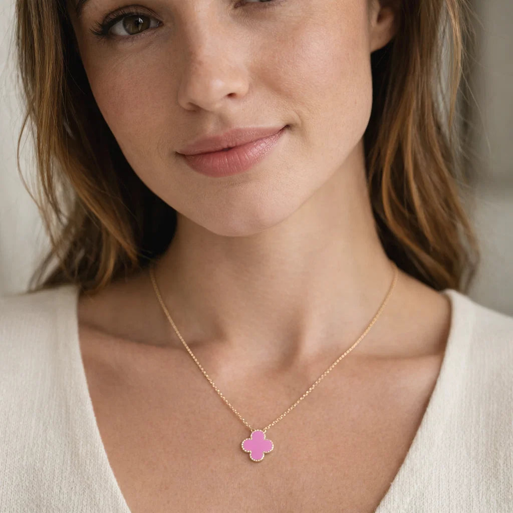 Collar Trébol Rosa Solitario – Baño de Oro 18K