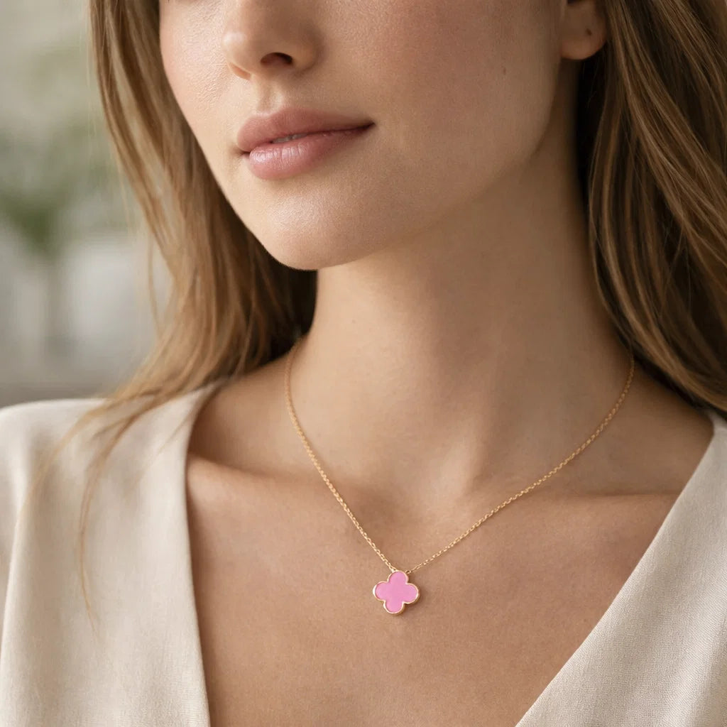 Collar Trébol Rosa Solitario – Baño de Oro 18K
