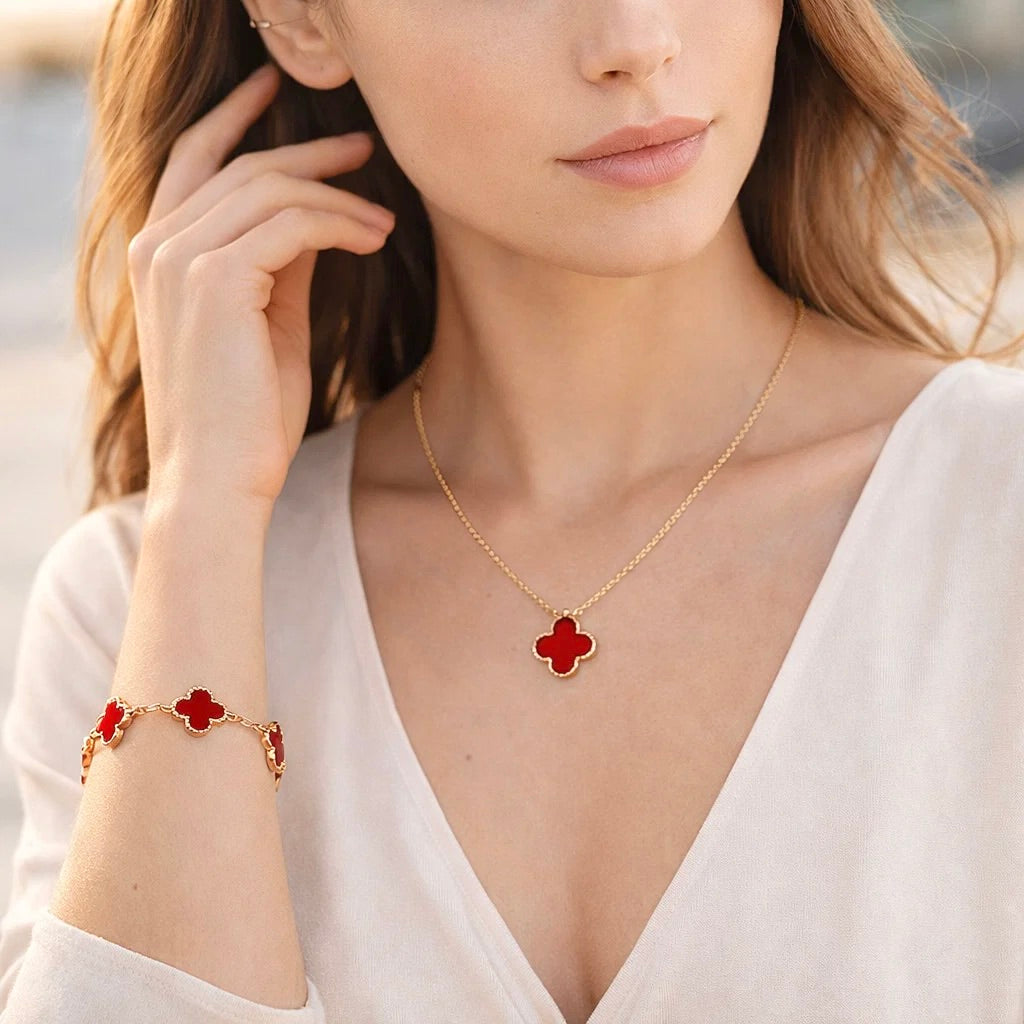 Collar Trébol Rubí Solitario – Baño de Oro 18K